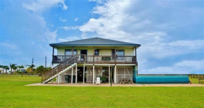 Spacious Galveston Retreat with Yard and Beach Access!